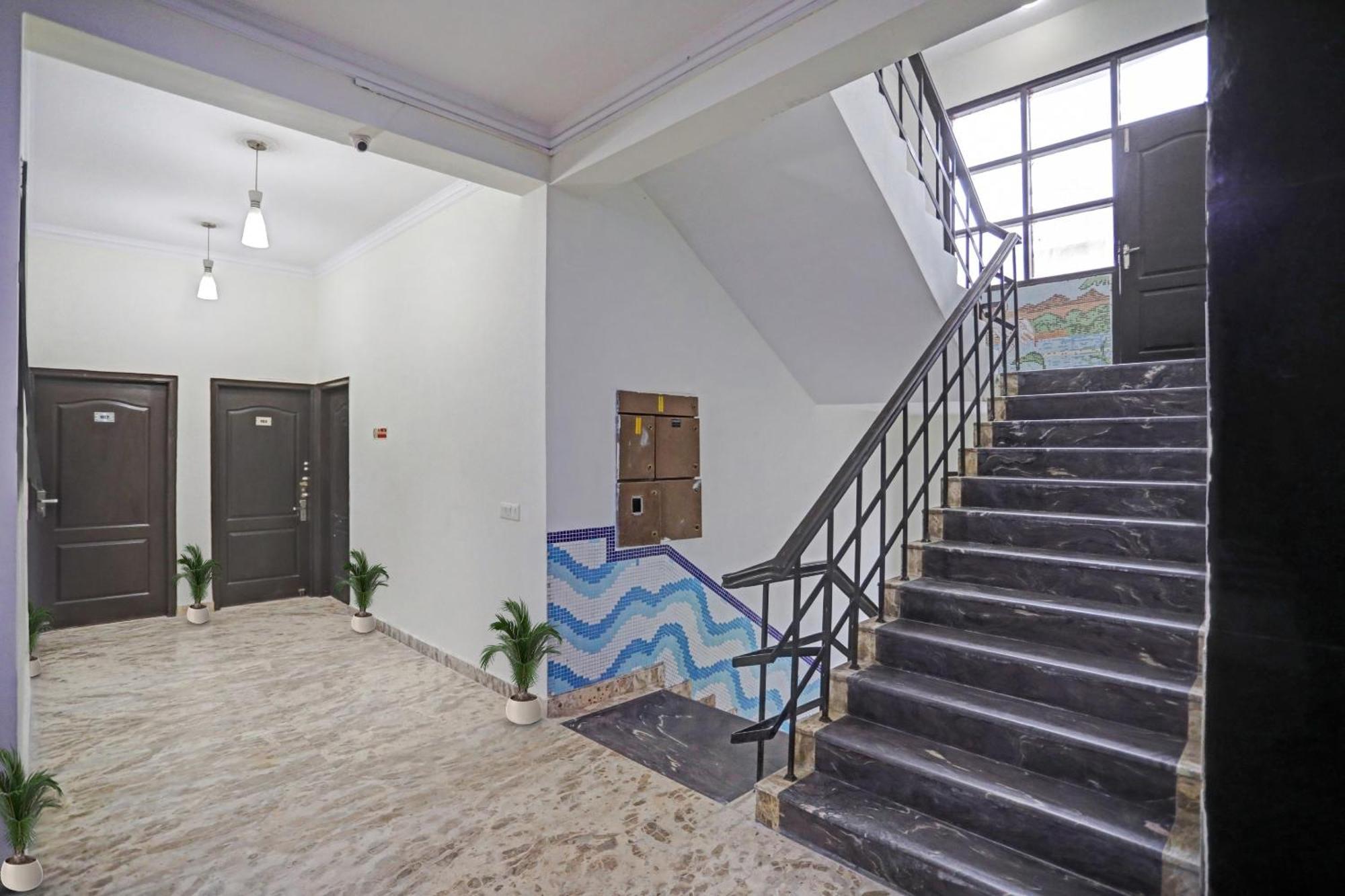 Townhouse The Premier View Near Iskcon Temple Noida Hotel Luaran gambar