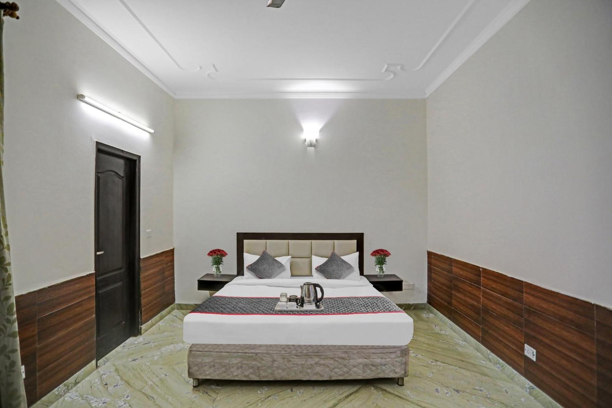 Townhouse The Premier View Near Iskcon Temple Noida Hotel Luaran gambar