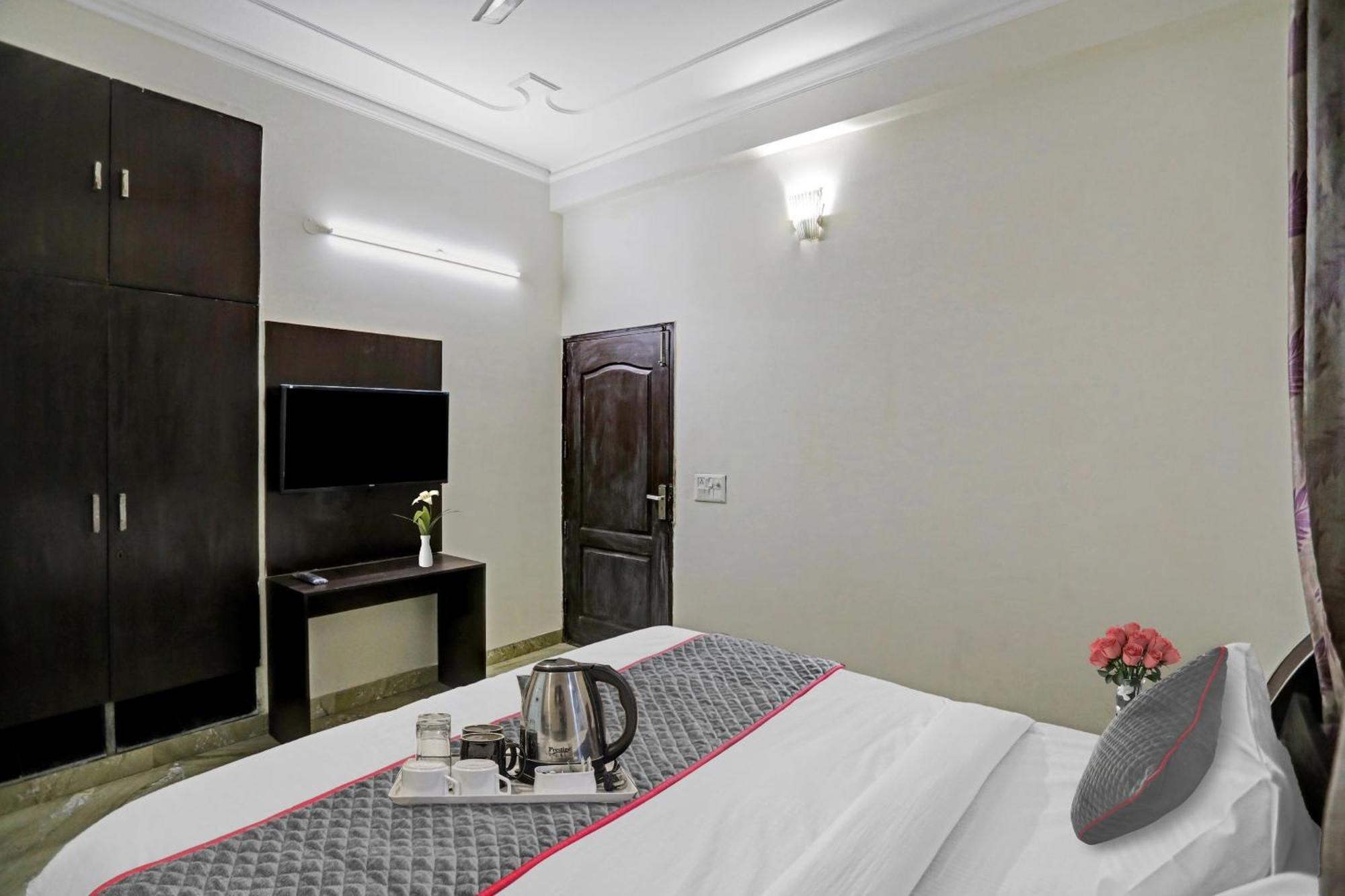 Townhouse The Premier View Near Iskcon Temple Noida Hotel Luaran gambar