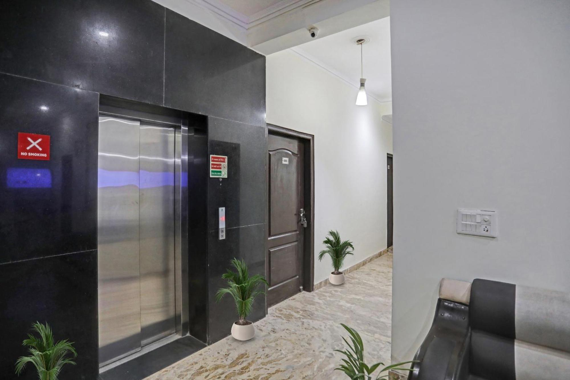 Townhouse The Premier View Near Iskcon Temple Noida Hotel Luaran gambar