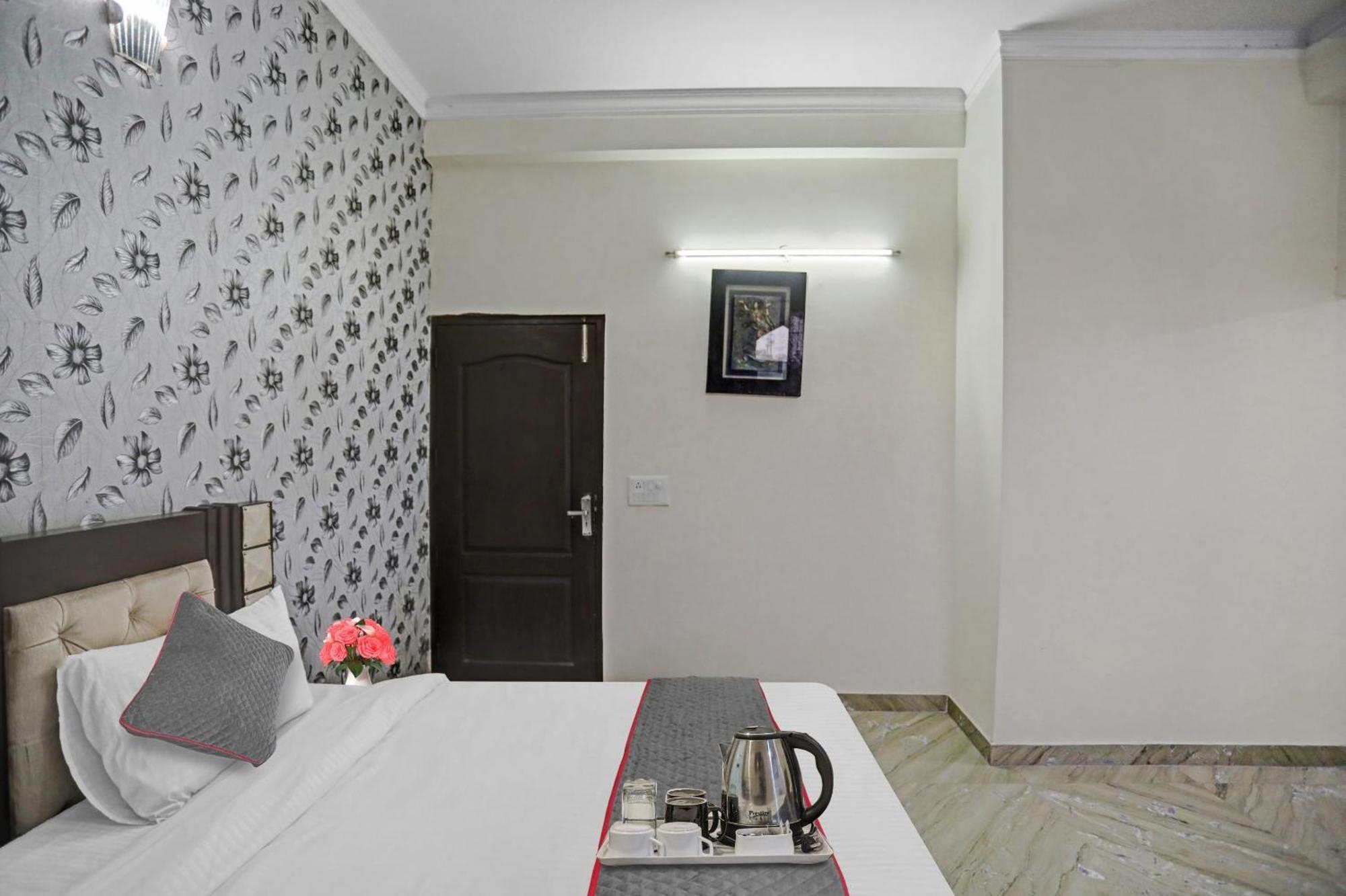 Townhouse The Premier View Near Iskcon Temple Noida Hotel Luaran gambar