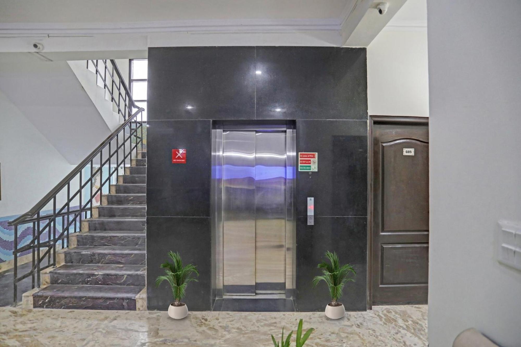 Townhouse The Premier View Near Iskcon Temple Noida Hotel Luaran gambar