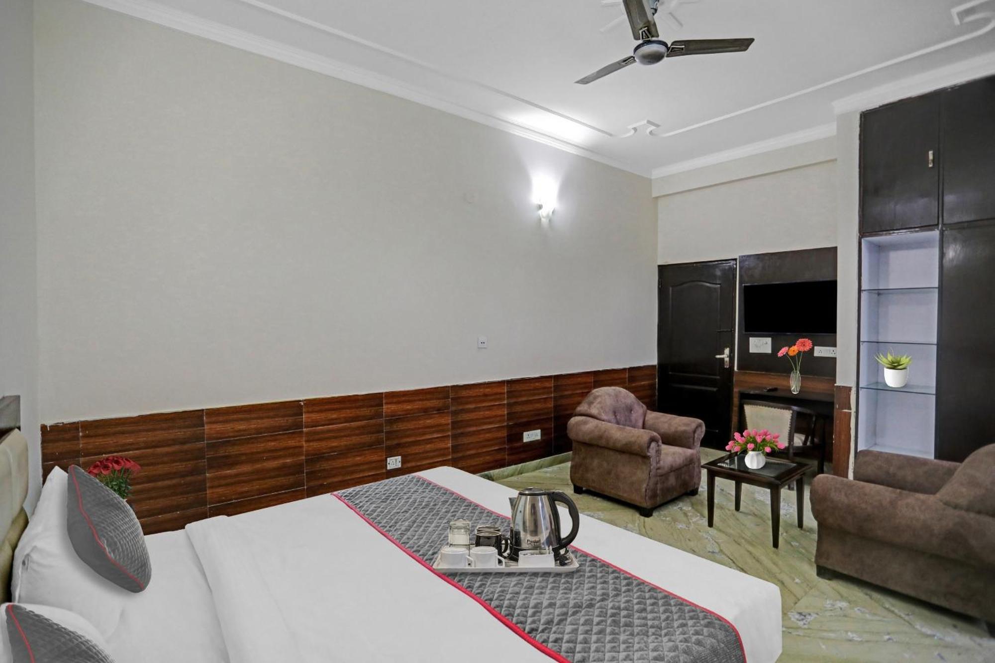 Townhouse The Premier View Near Iskcon Temple Noida Hotel Luaran gambar
