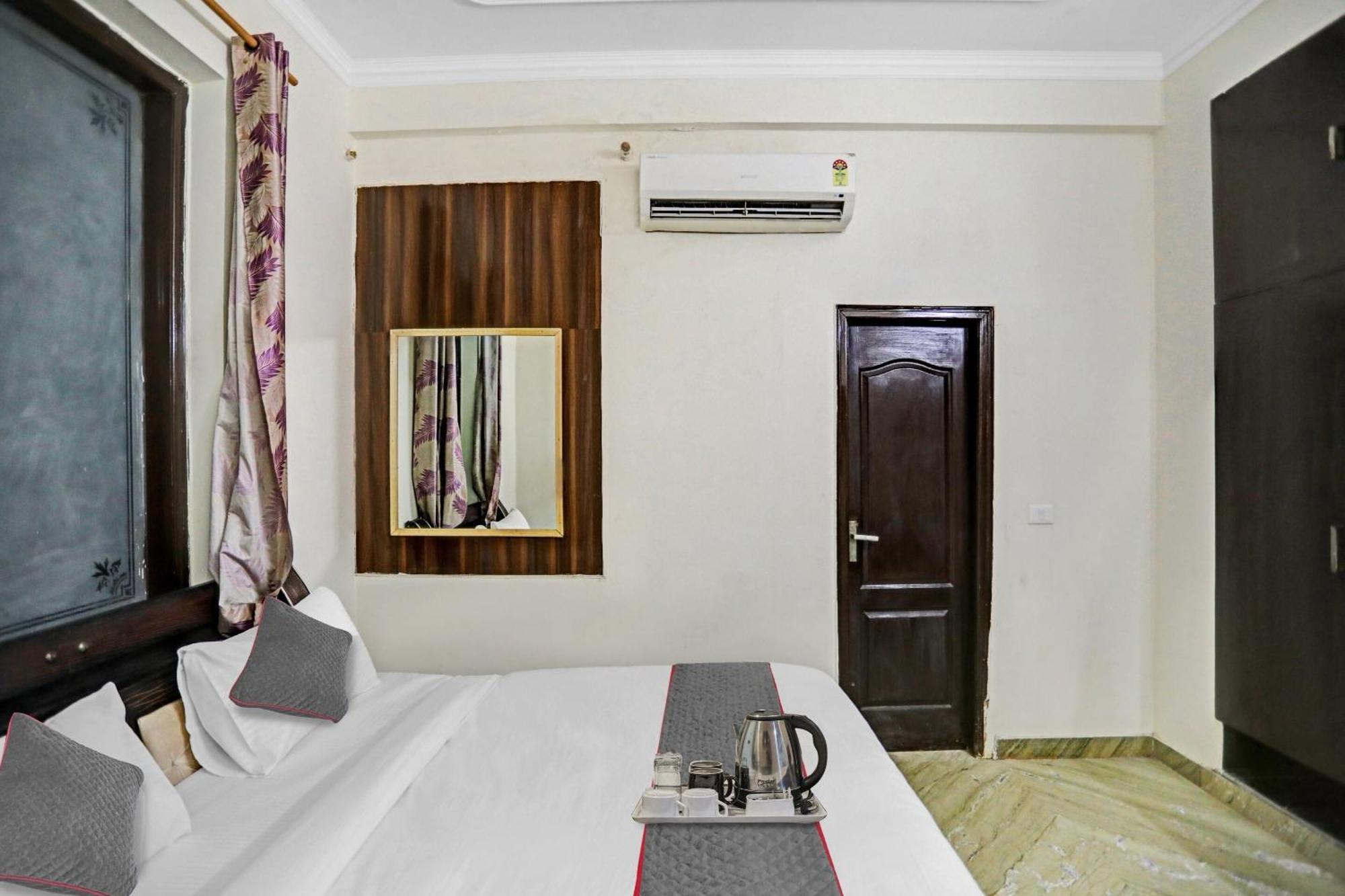 Townhouse The Premier View Near Iskcon Temple Noida Hotel Luaran gambar