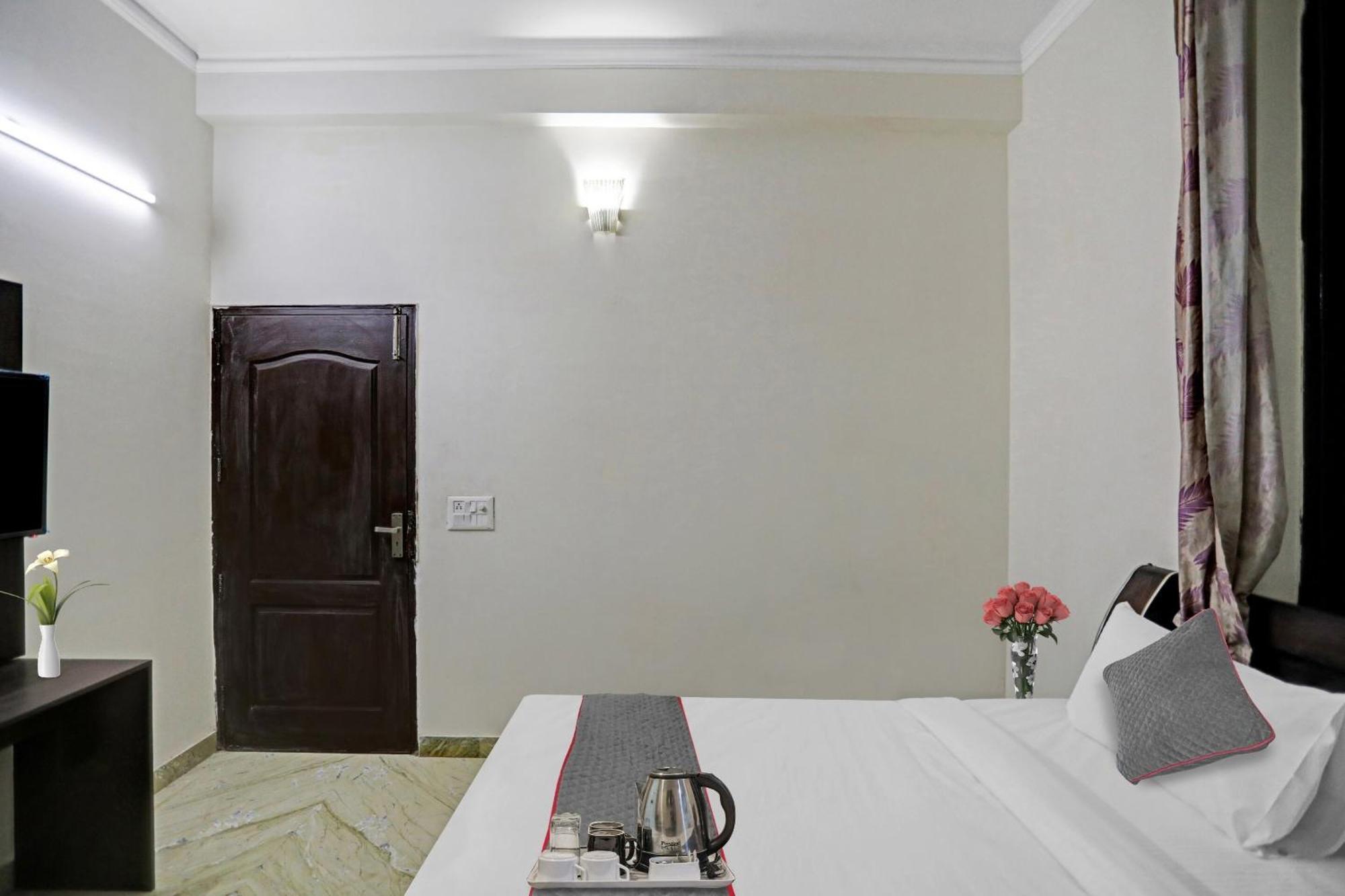Townhouse The Premier View Near Iskcon Temple Noida Hotel Luaran gambar