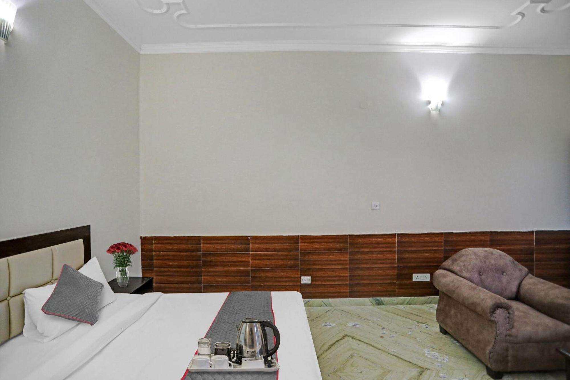 Townhouse The Premier View Near Iskcon Temple Noida Hotel Luaran gambar