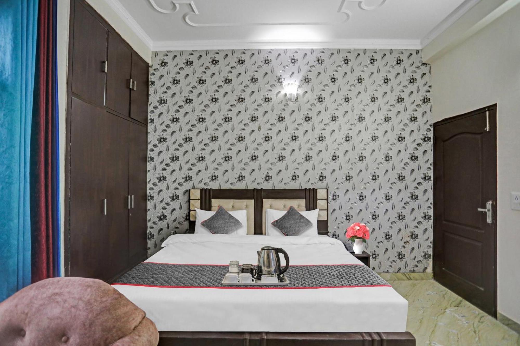 Townhouse The Premier View Near Iskcon Temple Noida Hotel Luaran gambar